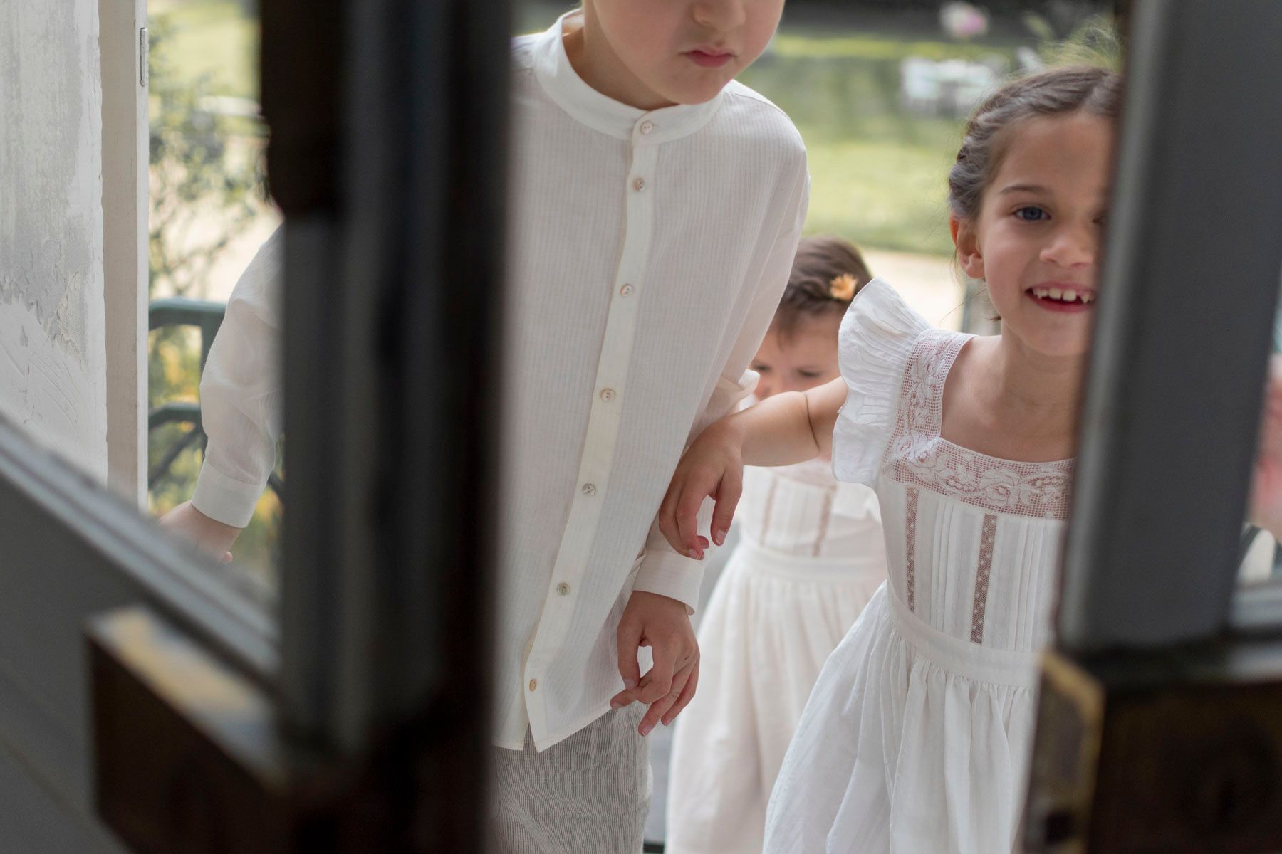 petite fille et petit garçon habillés grâce aux cours de couture cortège enfant d'Artesane