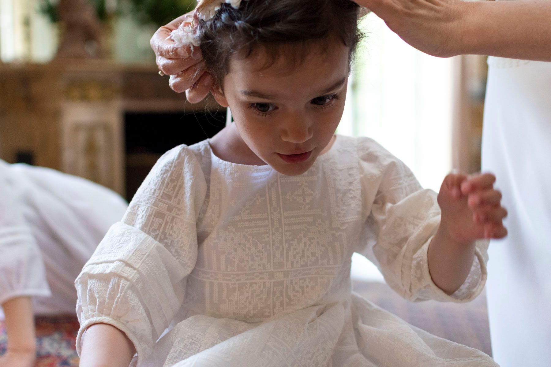 petite fille habillée grâce au cours de couture cortège enfant d'Artesane