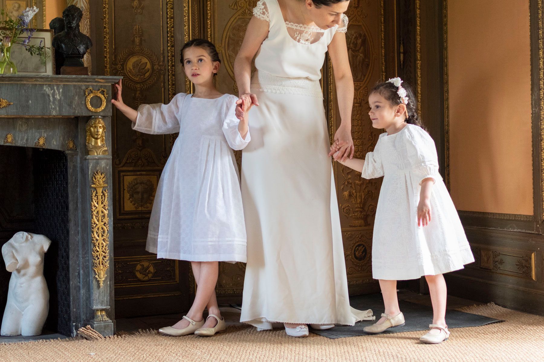 deux petites filles habillées grâce au cours de couture cortège enfant d'Artesane accompagnant la mariée