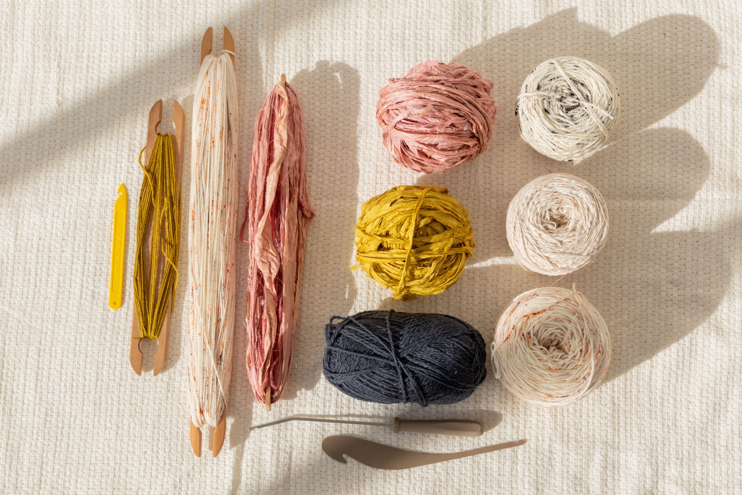 photo de pelotes de laine colorées