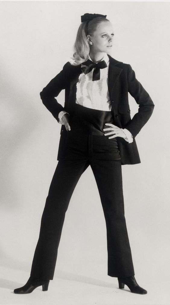 photo d'un mannequin Saint-Laurent en pantalon féminin